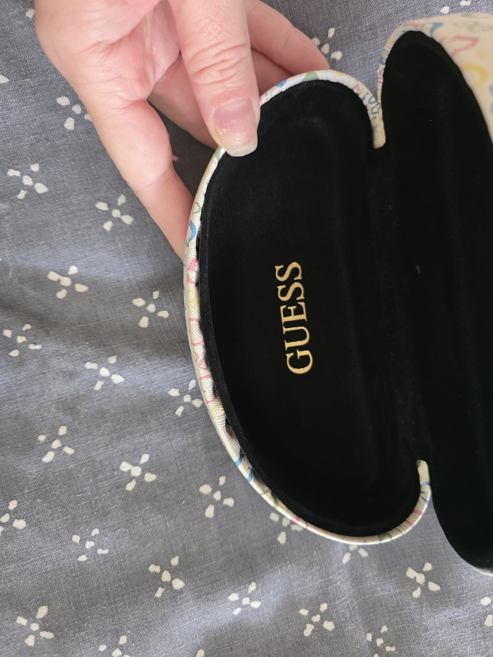 GUESS Logo Pattern Sunglasses Case - Picture 5 of 7